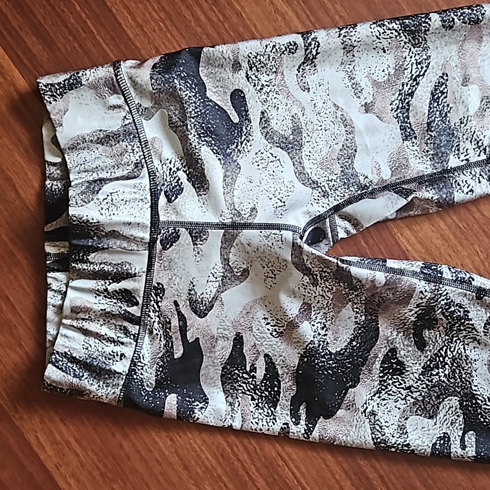 TEREZ Smeared Black White Camo Print Legging Hi-Shine Small NWOT
